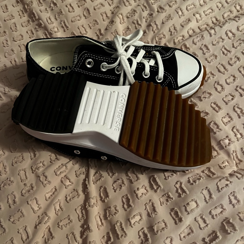 Woman’s size 7 not worn much a few scuffs that can be removed really cute
